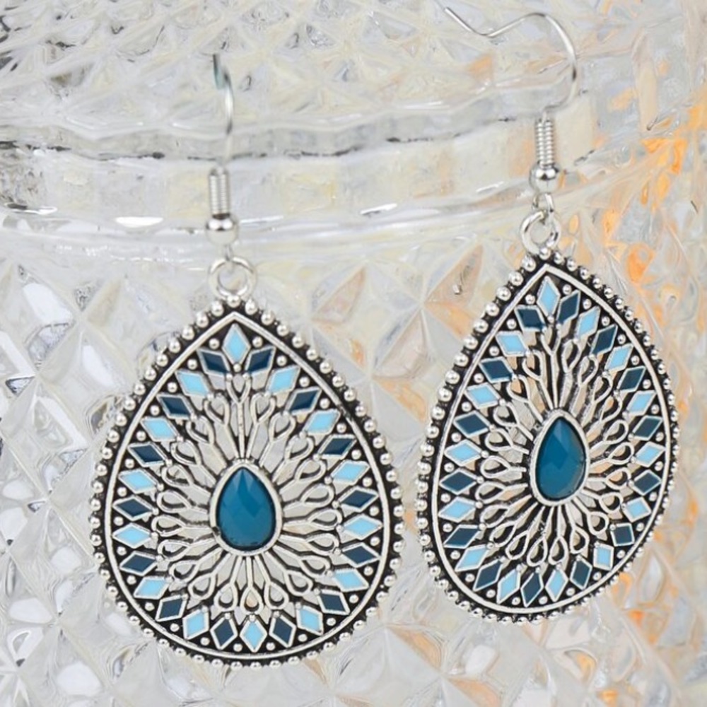 Bohemian Hollow Out Water Drop Glamorous Dangle Earrings - Picture 3 of 5